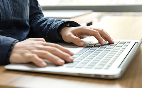 ?？趥髅焦咀?></p><h3>1. ?？趥髅焦咀郧暗臏?zhǔn)備工作</h3><p>在注冊?？趥髅焦局?，創(chuàng)業(yè)者需要做一些準(zhǔn)備工作，包括明確公司類型、公司名稱和經(jīng)營范圍等。以下是注冊前需要明確的事項：</p><p>- 公司類型：選擇有限責(zé)任公司(有限公司)或其他形式的公司。</p><p>- 公司名稱：公司名稱需符合工商局的規(guī)定，不能與現(xiàn)有公司名稱重復(fù)。</p><p>- 經(jīng)營范圍：傳媒公司可以涉及廣告、市場調(diào)研、內(nèi)容創(chuàng)作等多個領(lǐng)域，需根據(jù)實際業(yè)務(wù)決定經(jīng)營范圍。</p><p>在確定好這些基本事項后，創(chuàng)業(yè)者就可以開始準(zhǔn)備注冊公司所需的材料了。</p><h3>2. ?？趥髅焦咀运璨牧?/h3><p>注冊?？趥髅焦拘枰峁┮幌盗胁牧?，確保流程順利。以下是常見的注冊材料清單：</p><p>- 公司名稱預(yù)先核準(zhǔn)通知書：通過工商局申請名稱核準(zhǔn)。</p><p>- 股東身份證明：股東身份證、法人代表身份證復(fù)印件。</p><p>- 注冊地址證明：提供公司的注冊地址，如租賃合同或房產(chǎn)證復(fù)印件。</p><p>- 公司章程：公司章程由股東共同制定，明確公司的經(jīng)營模式及內(nèi)部管理。</p><p>- 經(jīng)營范圍說明：明確傳媒公司業(yè)務(wù)的具體范圍。</p><p>- 注冊資本：根據(jù)公司業(yè)務(wù)規(guī)模，確定注冊資本金額。</p><p>這些材料準(zhǔn)備齊全后，就可以開始正式注冊流程了。<br><img src=